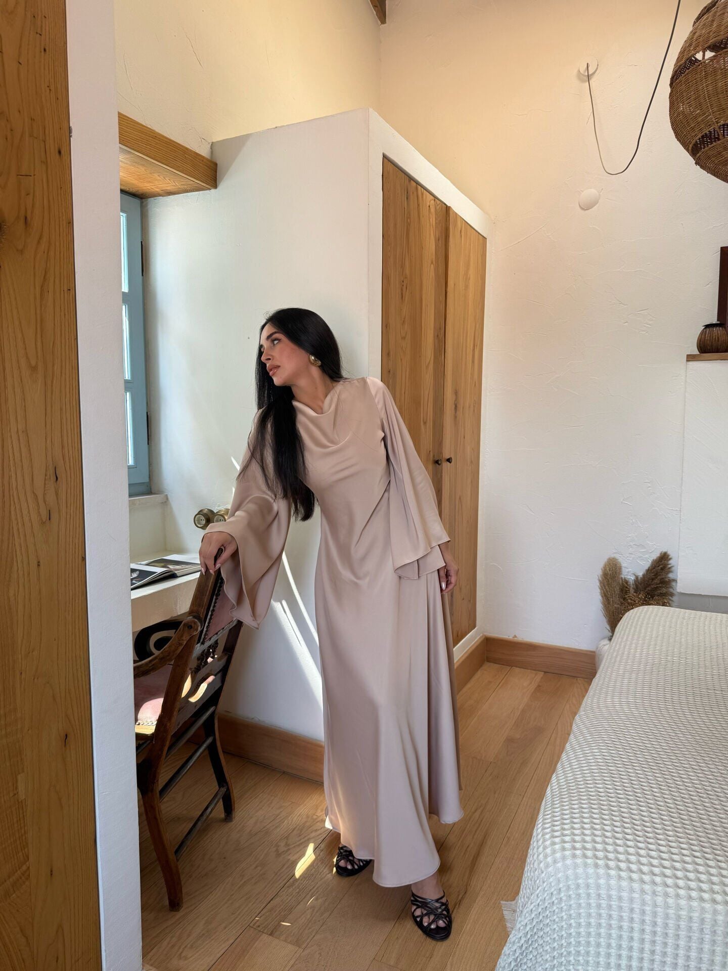 Dökümlü Yaka ve Geniş Kol Detaylı Abiye Elbise Krem - M