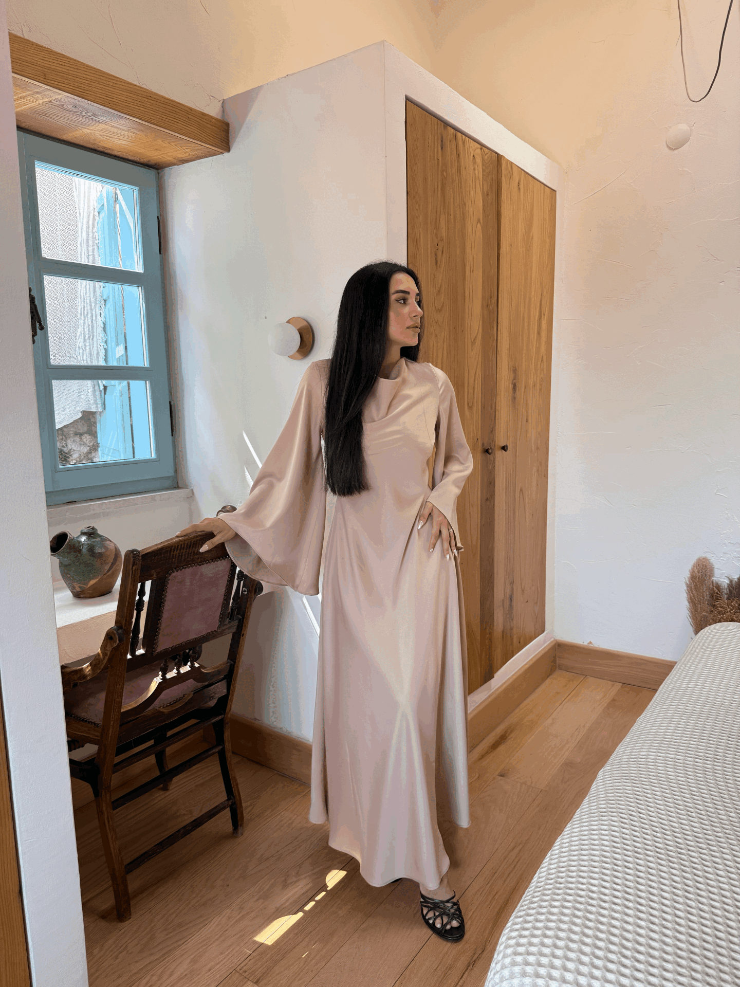 Dökümlü Yaka ve Geniş Kol Detaylı Abiye Elbise Krem - L