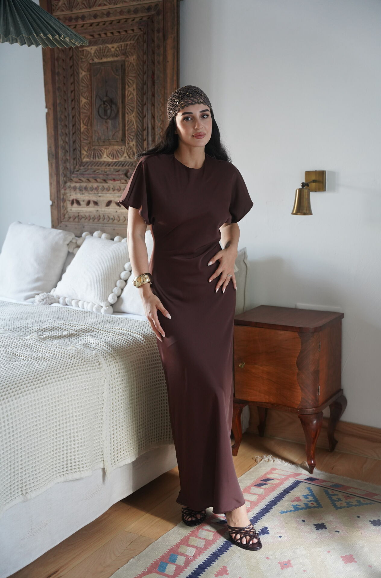 Kısa kol vücuda oturan saten elbise Kahverengi - S