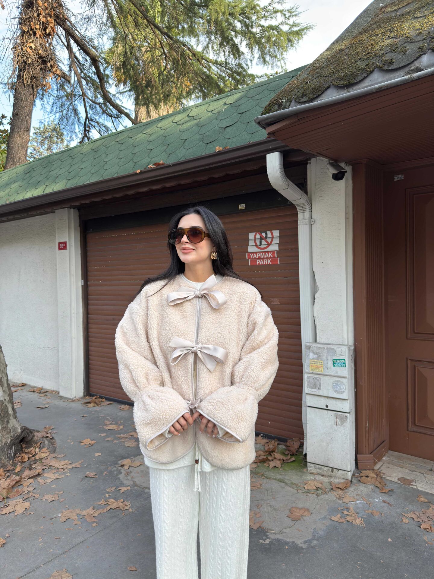 Kurdele detay peluş ceket Ekru - STD