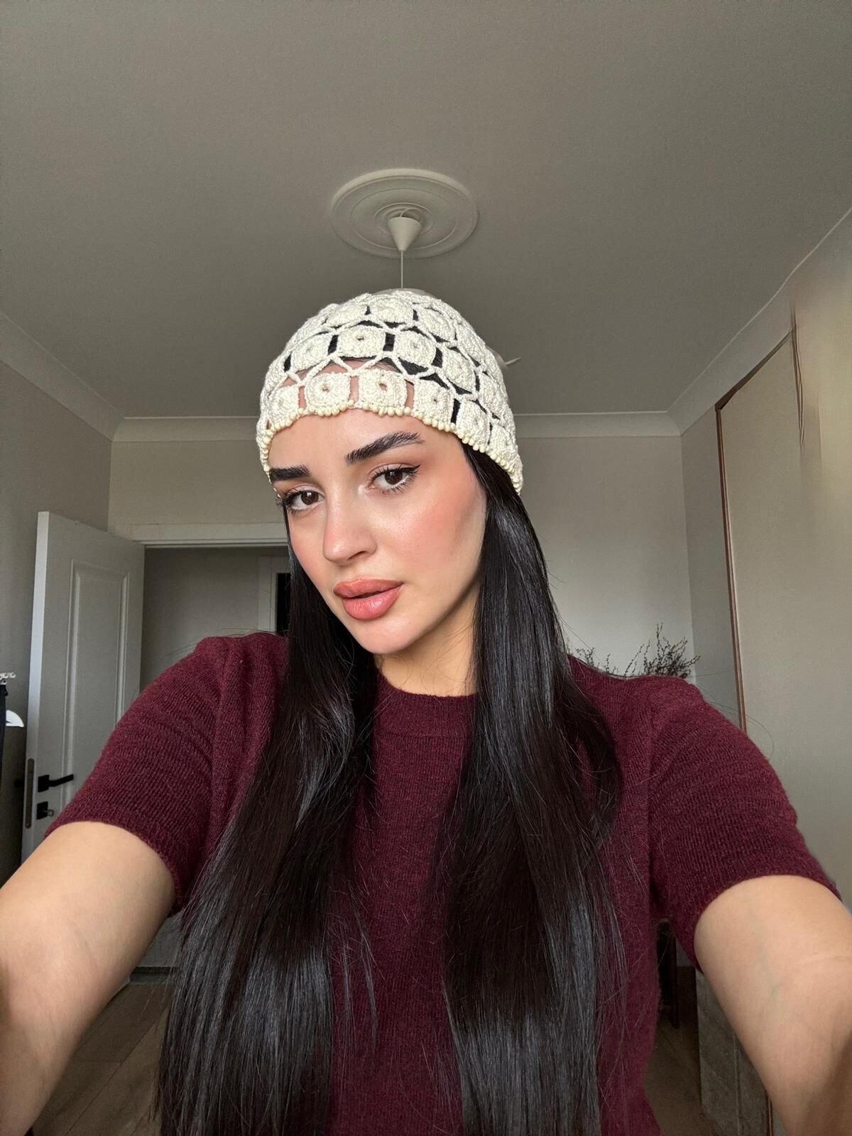 Çok işlemeli el emeği kafa aksesuarı beyaz krem incili