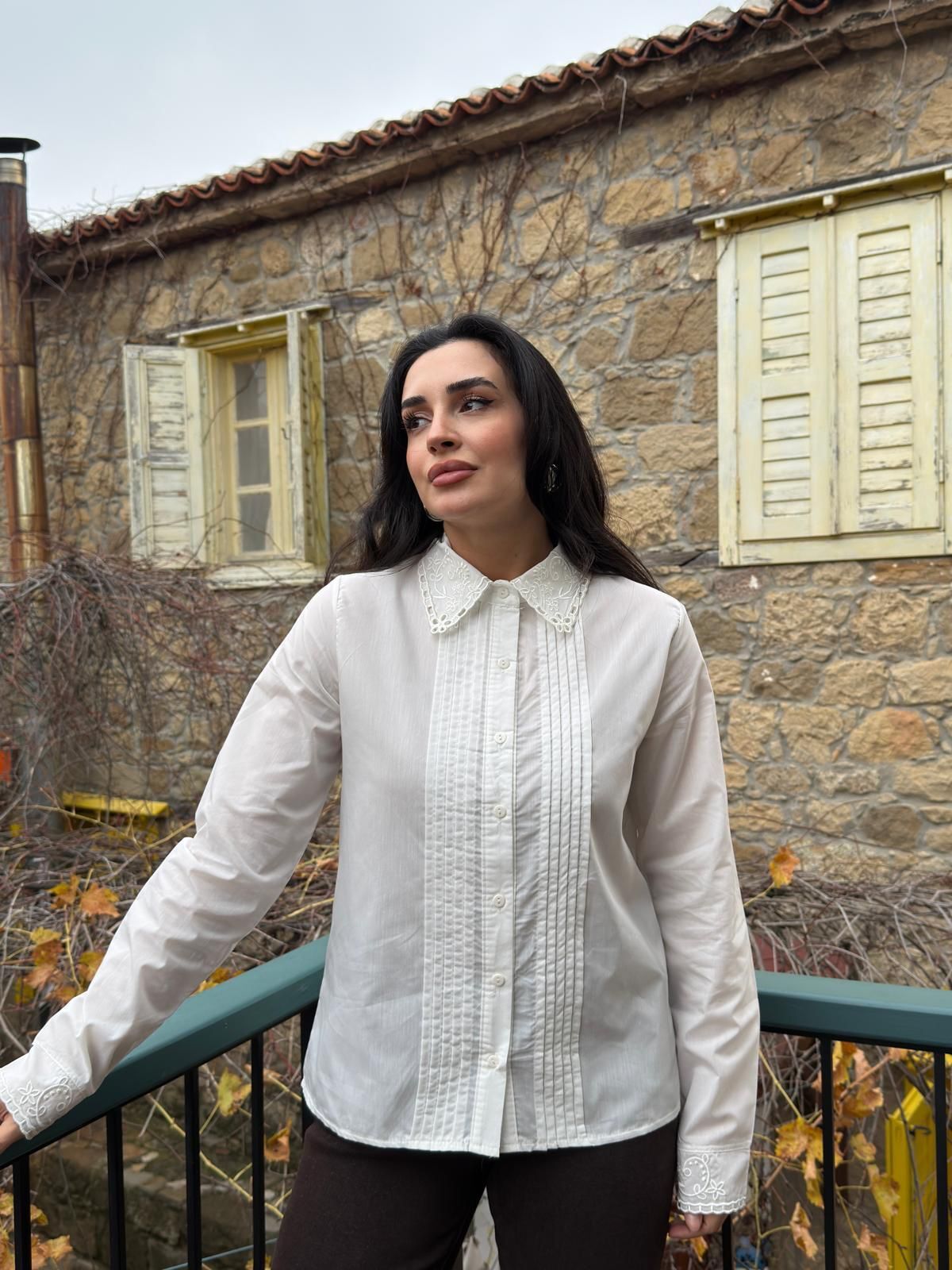 İşleme detay ve önü piliseli gömlek L - Beyaz